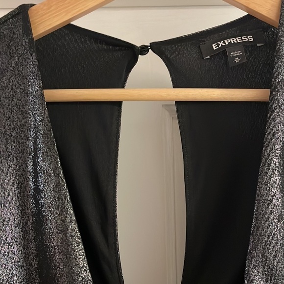 Express Women’s Metallic Flutter Sleeve Top NWOT - Picture 4 of 9